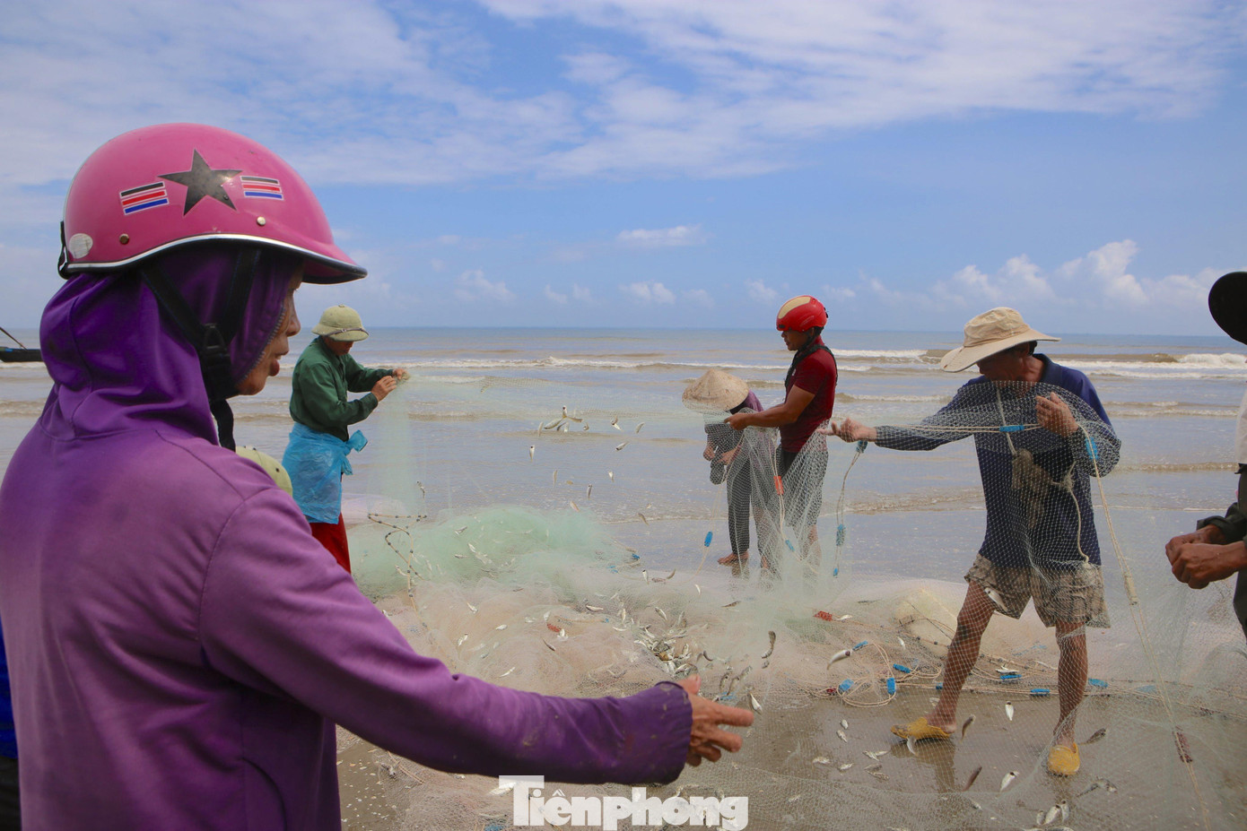Nghề kéo lưới giật lùi này có hàng trăm người dân vùng bãi ngang ở huyện Lộc Hà theo nghề. Thời gian này khi giá cả xăng dầu tăng cao, họ chọn kéo cá gần bờ để giảm bớt chi phí mà có thu nhập khá hơn ra khơi.