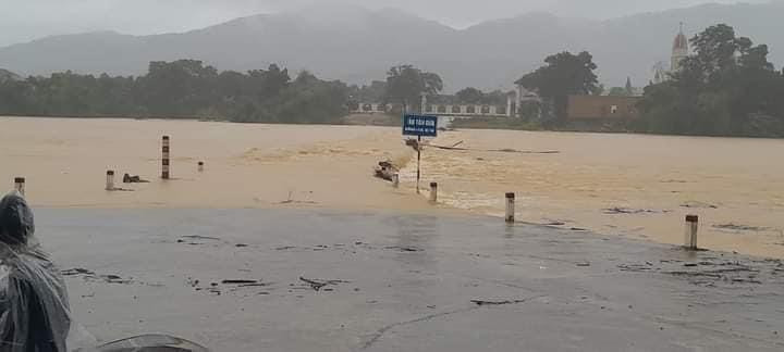 Cầu tràn Tân Dừa, xã Hương Trạch bị ngập.