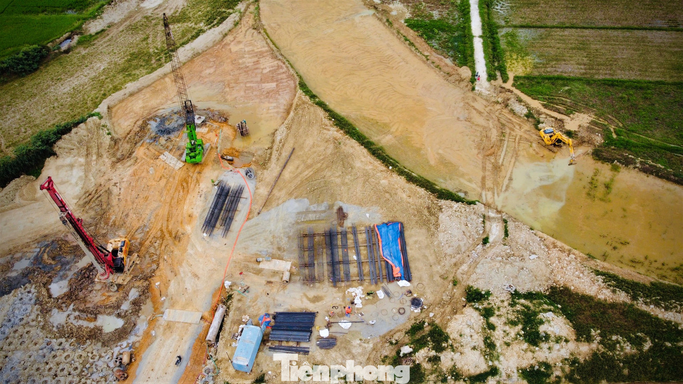 Nhưng ngành chức năng tính đến phương án nếu đoạn cao tốc Diễn Châu - Bãi Vọt hoàn thành, đưa vào khai thác trước, sẽ khiến các phương tiện khi lưu thông đến đoạn tiếp nối Bãi Vọt - Hàm Nghi sẽ bị tắc vì đang trong quá trình thi công. Vì thế Bộ GTVT và chủ đầu tư yêu cầu nhà thầu phải đẩy nhanh tiến độ thi công, hoàn thành nút giao vào cuối tháng 5/2024 cùng thời điểm khánh thành đoạn Diễn Châu - Bãi Vọt.