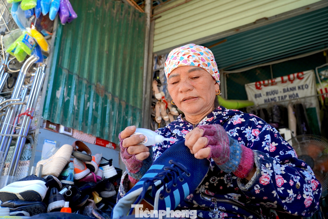 Bà Trần Thị Lan (SN 1961) có gần 30 năm làm nghề sửa giày dép. Hàng ngày, tiệm của bà Lan mở cửa từ 7h rồi đóng cửa lúc 18h cùng ngày. Bà Lan cho biết có những ngày cao điểm sửa trên 10 đôi giày, đôi dép, đặc biệt đông nhất là vào dịp Tết.