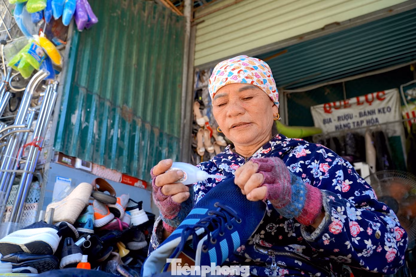 Bà Trần Thị Lan (SN 1961) có gần 30 năm làm nghề sửa giày dép. Hàng ngày, tiệm của bà Lan mở cửa từ 7h rồi đóng cửa lúc 18h cùng ngày. Bà Lan cho biết có những ngày cao điểm sửa trên 10 đôi giày, đôi dép, đặc biệt đông nhất là vào dịp Tết.