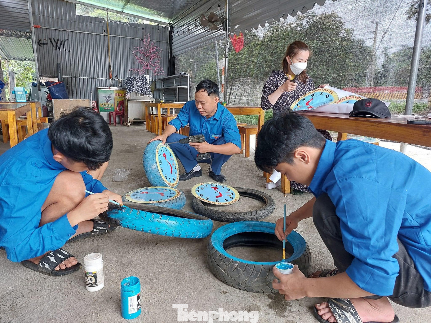 “Kinh phí mỗi chiếc đồng hồ chỉ tốn khoảng 70 ngàn đồng. Với lốp xe chúng tôi sẽ đi xin, còn lắp ráp, sơn, in bản đồ đơn vị trích kinh phí để thực hiện. Khi mô hình đồng hồ hoàn thiện, chúng tôi đến tặng 6 lớp ở trường mầm non. Đón nhận đồng hồ ai cũng vui vẻ, đây là động lực để đoàn thanh niên tiếp tục triển khai thêm những công trình ý nghĩa trong Tháng Thanh niên”, anh Cần nói.