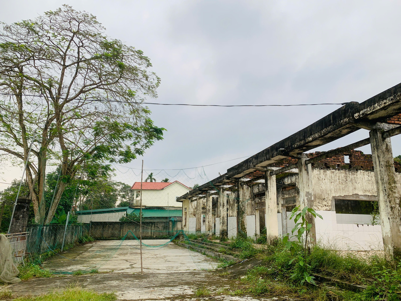 Bệnh viện Nầm được xây dựng trên khuôn viên rộng khoảng 1ha tại xã Sơn Bình, huyện Hương Sơn (Hà Tĩnh), nằm trên quốc lộ 8A. Đây là cơ sở khám chữa bệnh cho người dân các xã Sơn Châu, Sơn Bình và các vùng lân cận. Sau khi sáp nhập vào trụ sở chính là Bệnh viện Đa khoa huyện Hương Sơn, cơ sở y tế này bỏ hoang.