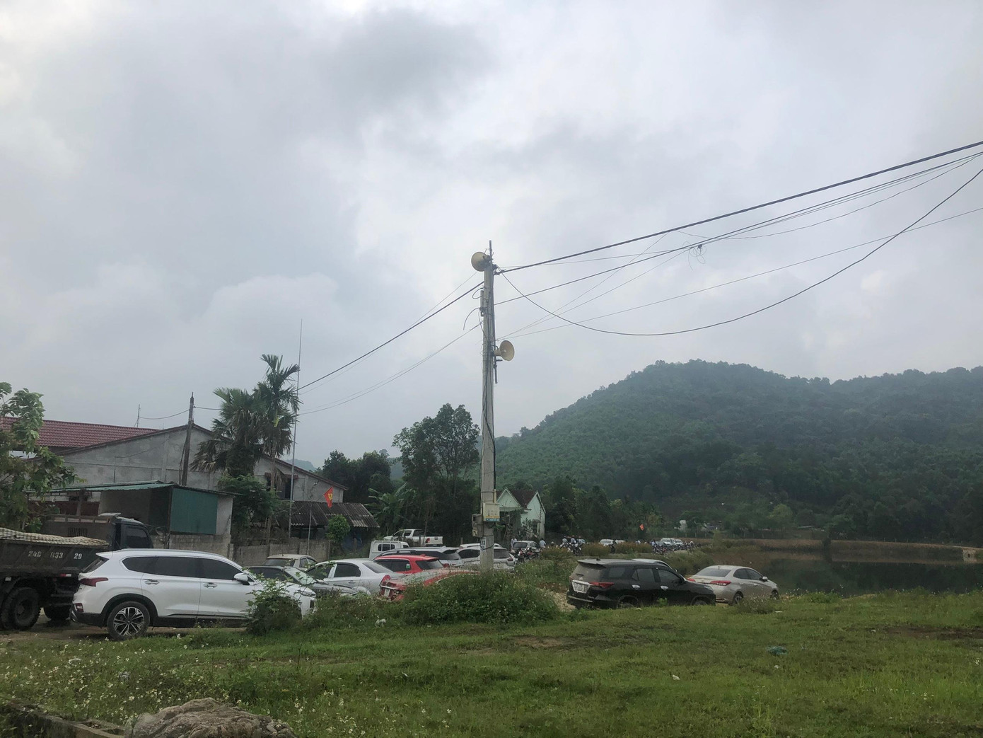 Xe ô tô của khách và người dân đậu kín trước nhà ông Lợi để vào xem cắt lộc nhung hươu.