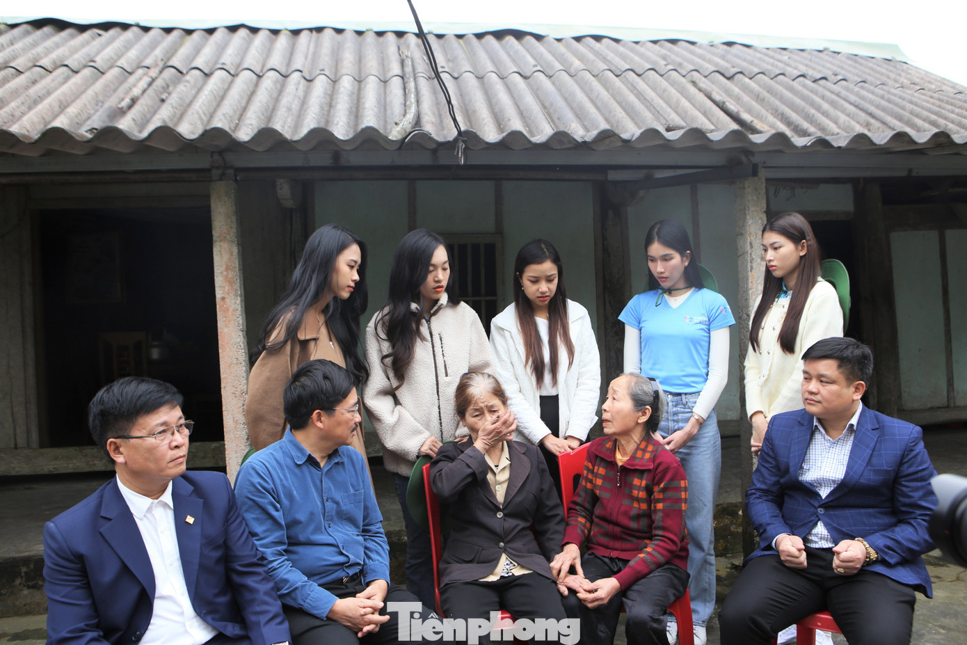 Bà Nguyễn Thị Toàn (áo đen, trú tại huyện Hương Khê) xúc động khi đoàn đến thăm chúc Tết và tặng quà.