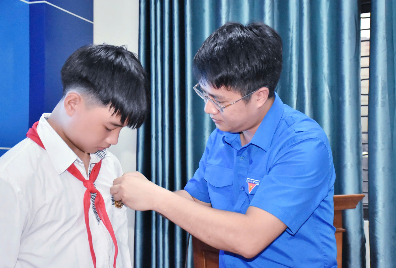 Anh Nguyễn Viết Hải Đăng - Phó Bí thư Tỉnh Đoàn trao huy hiệu "Tuổi trẻ dũng cảm" của Ban Chấp hành T.Ư Đoàn cho nam sinh. Anh Nguyễn Viết Hải Đăng - Phó Bí thư Tỉnh Đoàn trao huy hiệu "Tuổi trẻ dũng cảm" của Ban Chấp hành T.Ư Đoàn cho nam sinh.