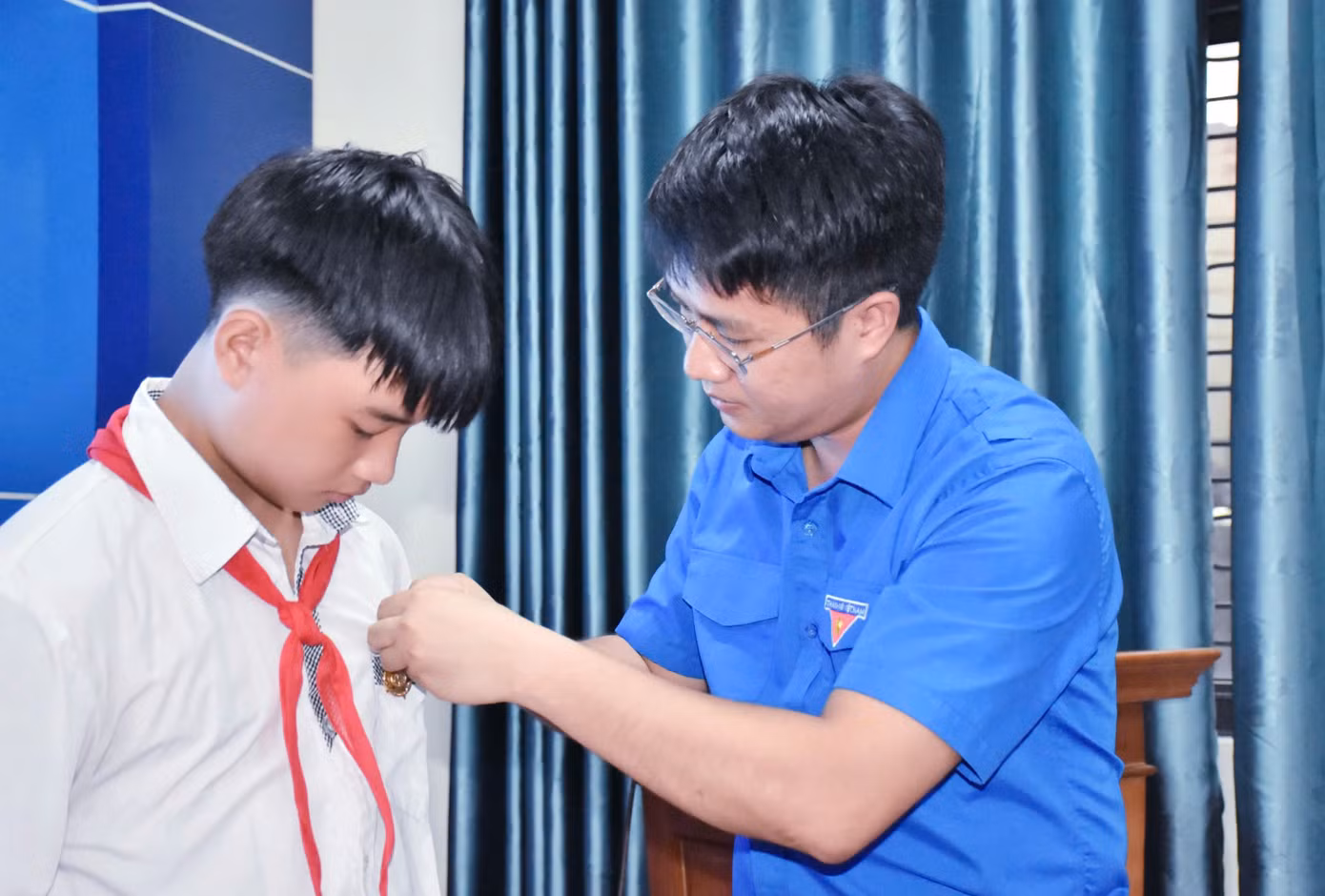 Anh Nguyễn Viết Hải Đăng - Phó Bí thư Tỉnh Đoàn trao huy hiệu "Tuổi trẻ dũng cảm" của Ban Chấp hành T.Ư Đoàn cho nam sinh.