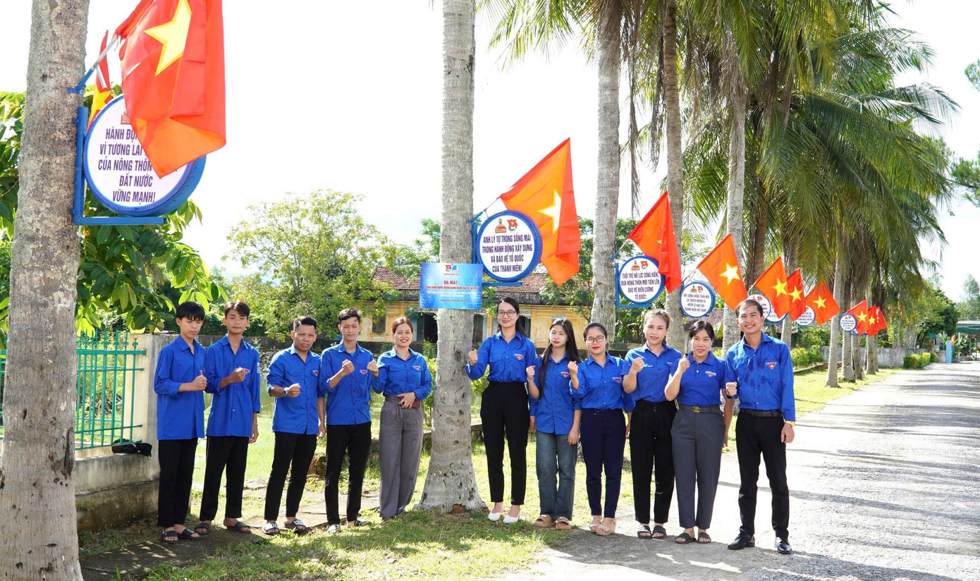 Tại huyện Hương Khê, Huyện Đoàn, Hội LHTN huyện tổ chức dâng hương tại tượng đài anh Lý Tự Trọng toạ lạc trong khuôn viên nhà máy chè tại xã Hương Trà. Tại đây cũng ra mắt công trình tuyến đường cờ, pano bằng lốp xe tái chế với chiều dài hơn 400m.