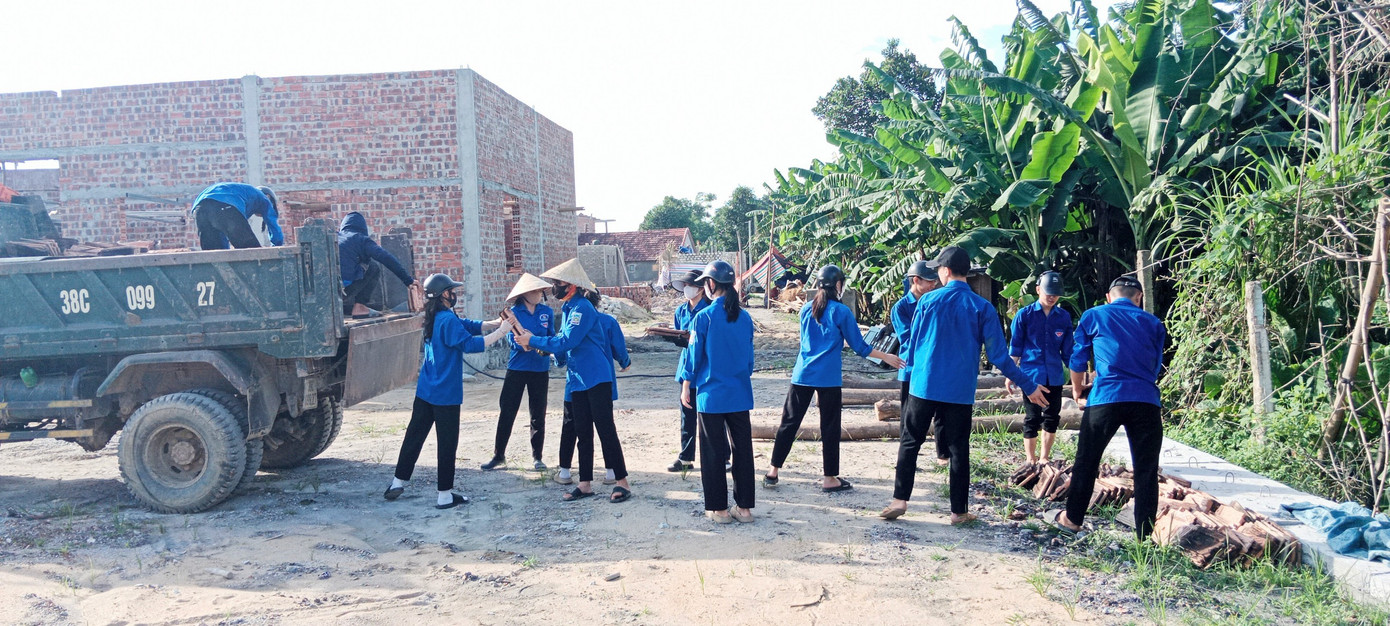 Những địa phương có mặt bằng nằm trong dự án, các lực lượng thanh niên đều tình nguyện đến cùng hỗ trợ người dân di dời tài sản. Nhờ đó, thời gian bàn giao mặt bằng được rút ngắn lại.