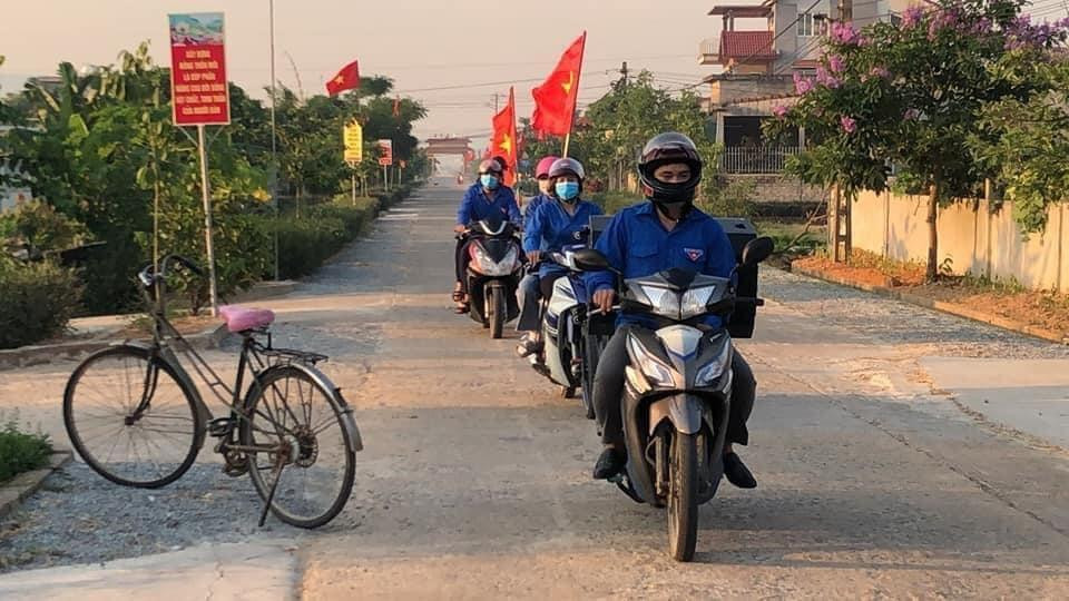 Bí thư Tỉnh đoàn Hà Tĩnh Lê Thành Đông chia sẻ, xác định cuộc bầu cử đại biểu Quốc hội khóa 15 và HĐND các cấp là sự kiện chính trị trọng đại, BTV Tỉnh đoàn đã chỉ đạo các cấp bộ Đoàn đẩy mạnh thực hiện &quot;Nhiệm vụ kép&quot; cho công tác bầu cử đồng thời tuyên truyền phòng chống dịch COVID-19.