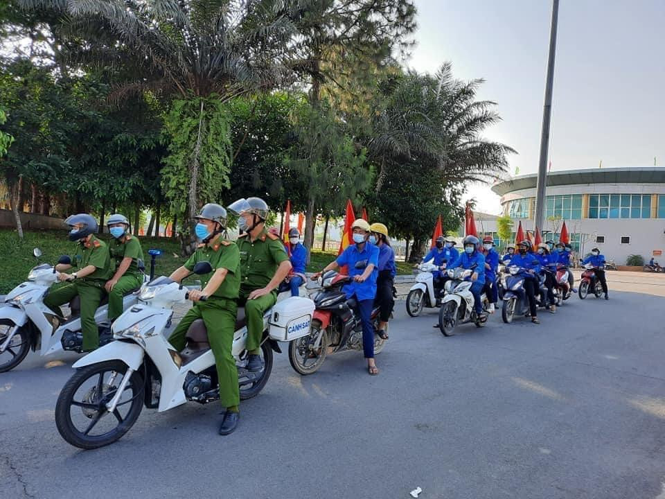 &quot;Các cấp bộ Đoàn đã thành lập các đội hình tình nguyện với hơn 3.800 đoàn viên tham gia để phối hợp, hỗ trợ các tổ bầu cử. Trong thời gian diễn ra bỏ phiếu, các đội tình nguyện viên sẽ chia nhỏ về các điểm bầu cử. Đặc biệt chú trọng đến việc tuyên truyền phòng chống dịch COVID-19, đồng thời sẵn sàng tham gia hỗ trợ các tổ lưu động và khi có tình huống đột xuất nhằm đảm bảo một cuộc bầu cử thành công&quot;, Bí thư Tỉnh đoàn Hà Tĩnh chia sẻ. Các đoàn viên, thanh niên thành lập nhiều nhóm nhỏ, tuyên truyền lưu động bằng xe máy được gắn loa tuyên truyền lưu động, cờ phướn, khẩu hiệu tuyên truyền.