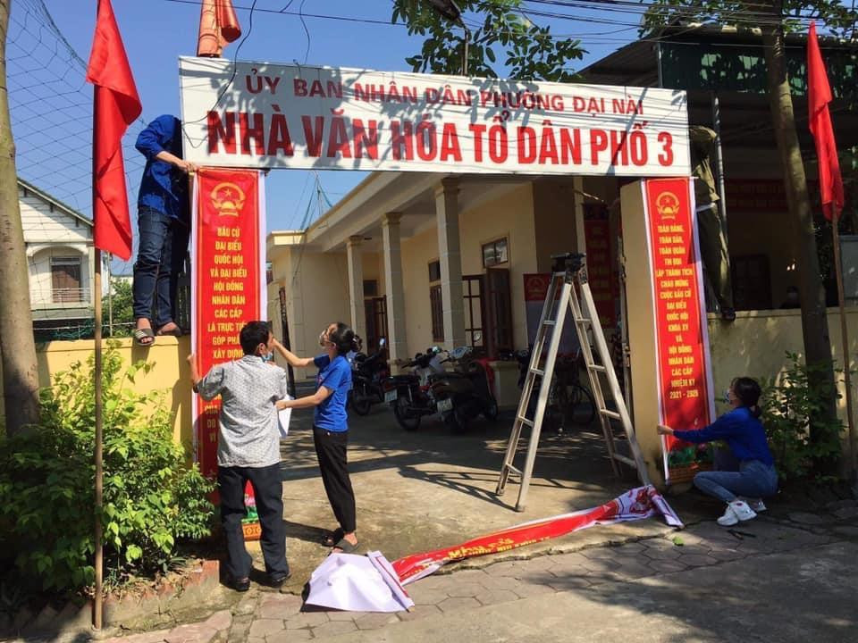 Bắt đầu từ tháng 4 đến ngày 23/5, đoàn viên, thanh niên toàn tỉnh ra quân tuyên truyền công tác bầu cử ĐBQH khóa XV và đại biểu HĐND các cấp nhiệm kỳ 2021 – 2026. Trong ảnh đoàn thanh niên phối hợp với người dân treo băng rôn, khẩu hiệu tại điểm bầu cử.