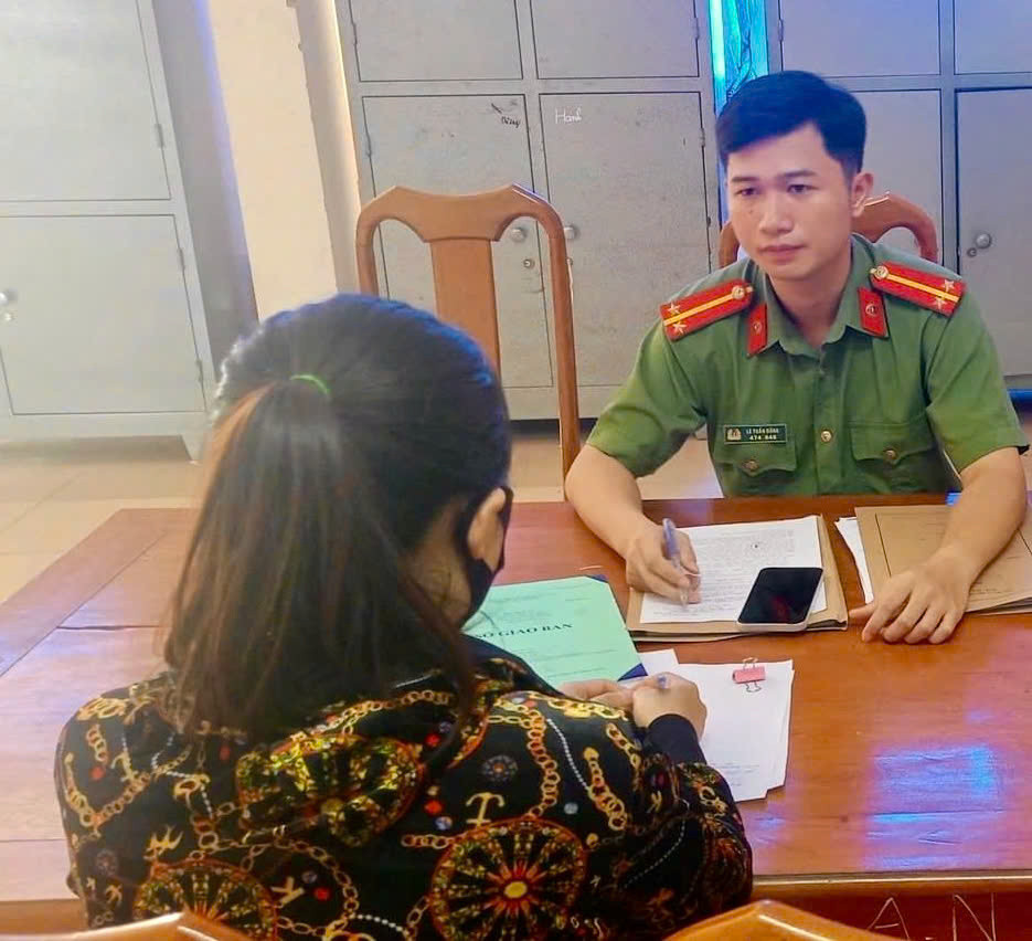 Cơ quan công an làm việc với một trong 2 phụ nữ vi phạm. Cơ quan công an làm việc với một trong 2 phụ nữ vi phạm.