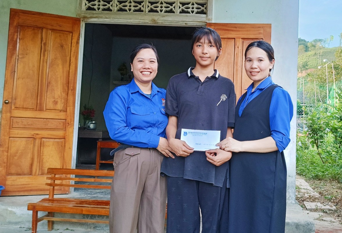 Còn tại huyện Hương Sơn, các cơ sở Đoàn trực tiếp đến nhà động viên, tặng quà các thí sinh có hoàn cảnh khó khăn trước thềm kỳ thi tuyển sinh vào lớp 10.