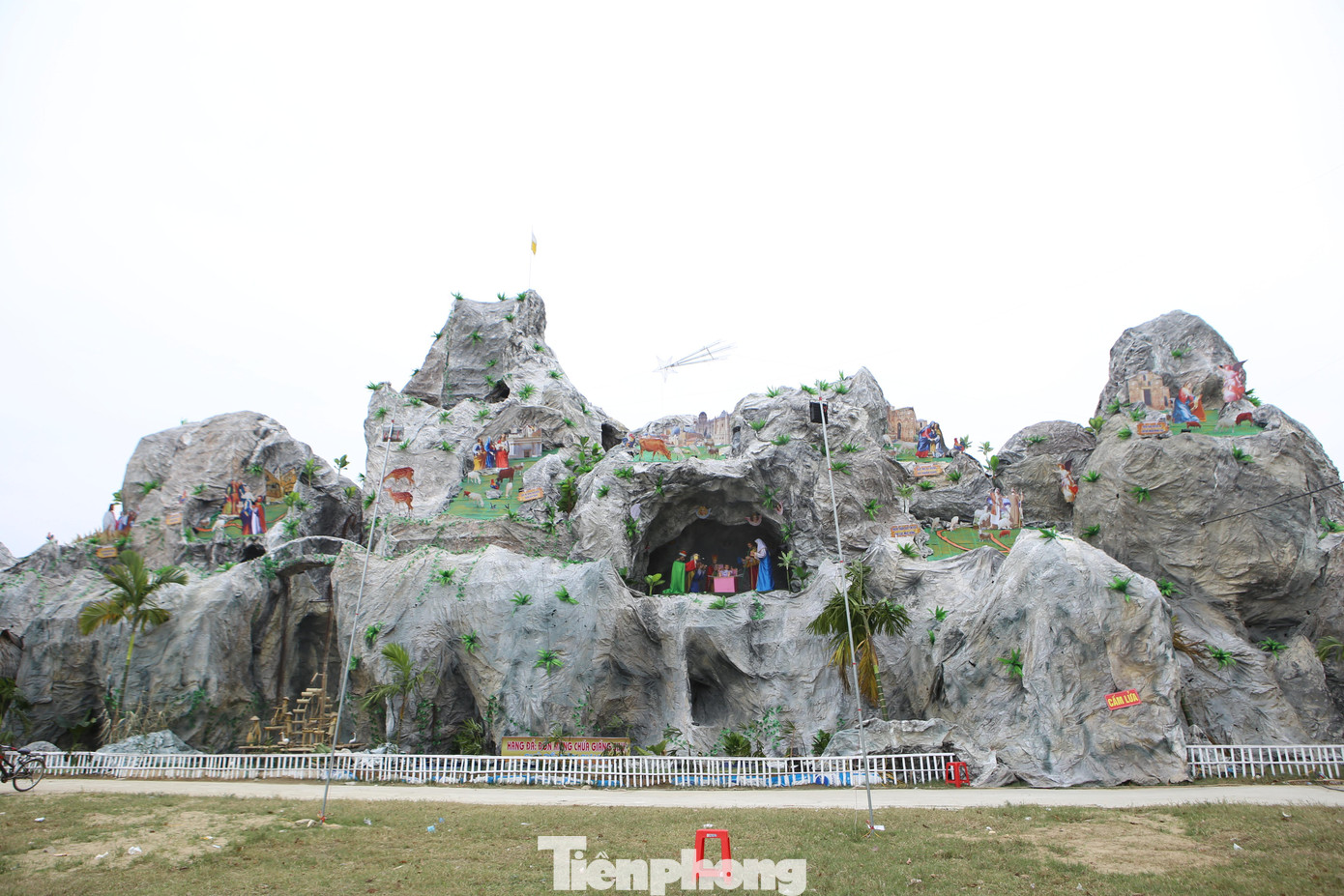 Còn tại Giáo hạt Văn Hạnh, hang đá dài trên 200m, cao 40-50m được dựng sau nhà thờ chính toà.