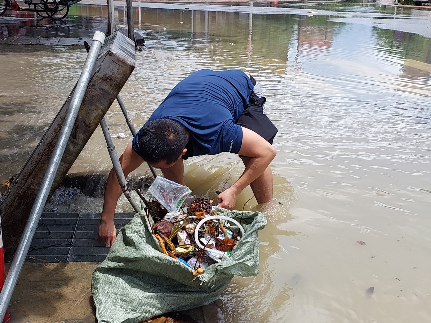 Nhiều người dân ra dọn dẹp hệ thống đường ống để nước rút nhanh hơn. Tại các đoạn đường đang được thi công sửa chữa dù mưa đã ngừng nhưng tiêu thoát chậm gây ngập úng lâu hơn.