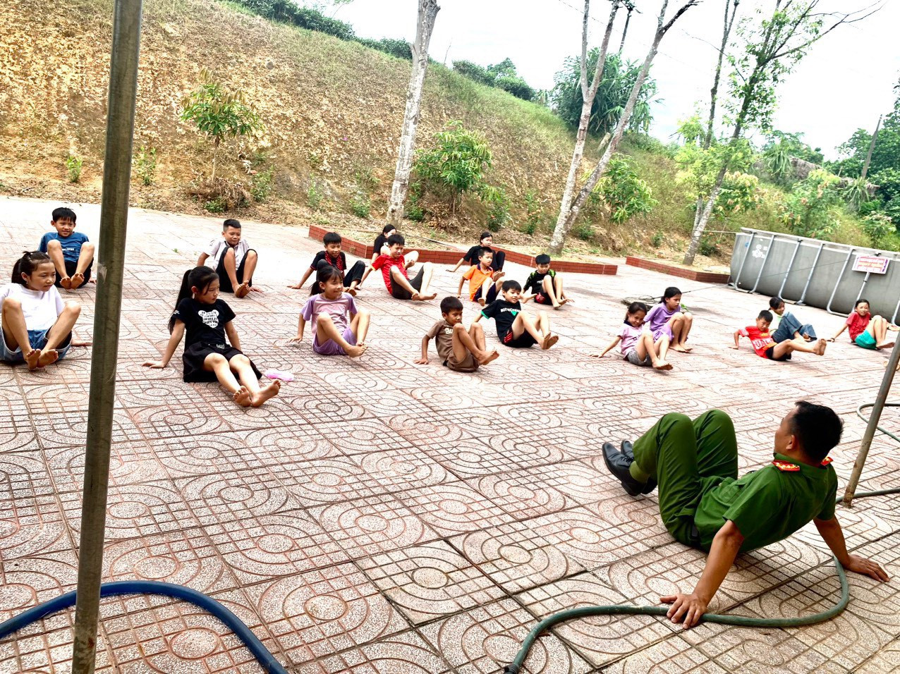 Những ngày qua, lớp học bơi của trẻ em vùng biên giới xã Sơn Kim 2 (huyện Hương Sơn, tỉnh Hà Tĩnh) luôn nhộn nhịp với hơn 20 em nhỏ tham gia. Giáo viên đứng lớp là những chiến sĩ công an xã, trợ giảng là đoàn viên thanh niên. Ảnh: HN