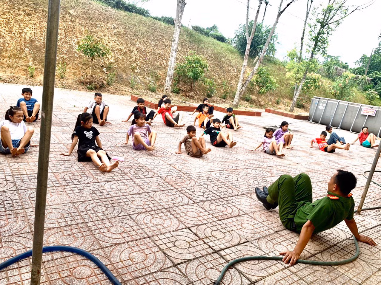 Những ngày qua, lớp học bơi của trẻ em vùng biên giới xã Sơn Kim 2 (huyện Hương Sơn, tỉnh Hà Tĩnh) luôn nhộn nhịp với hơn 20 em nhỏ tham gia. Giáo viên đứng lớp là những chiến sĩ công an xã, trợ giảng là đoàn viên thanh niên. Ảnh: HN