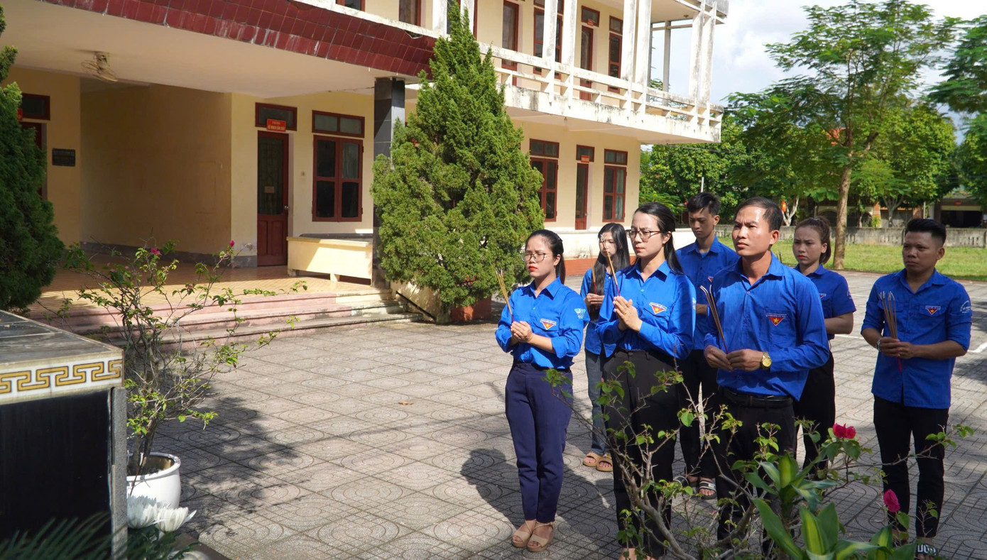 Tại huyện Hương Khê, Huyện Đoàn, Hội LHTN huyện tổ chức dâng hương tại tượng đài anh Lý Tự Trọng toạ lạc trong khuôn viên nhà máy chè tại xã Hương Trà. Tại đây cũng ra mắt công trình tuyến đường cờ, pano bằng lốp xe tái chế với chiều dài hơn 400m.