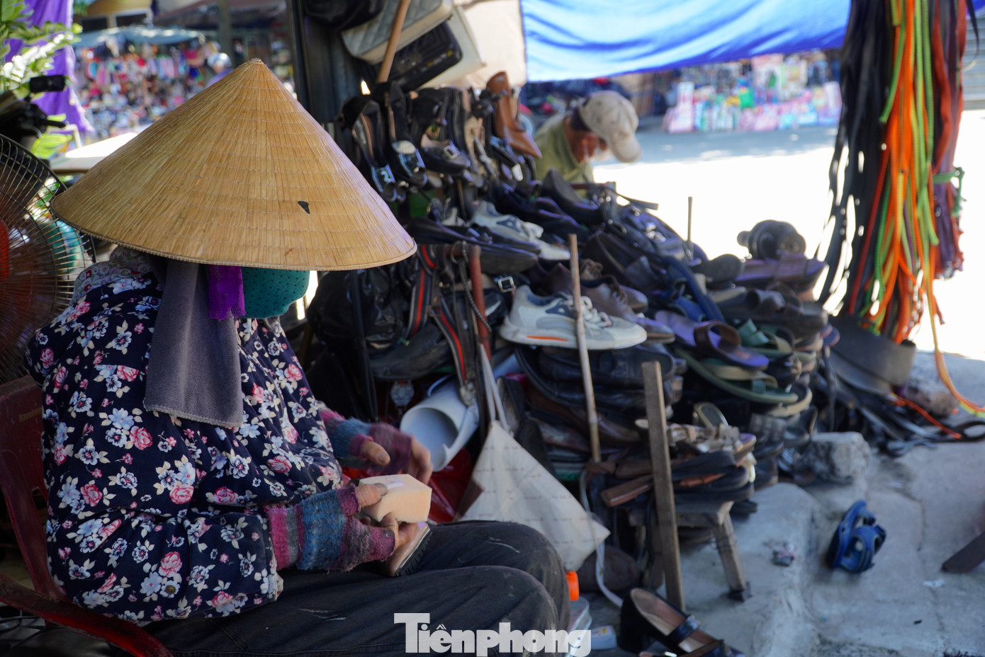 Đồ nghề chỉ là chiếc hộp nhỏ với cái kéo, cái đục, các loại đinh, ốc vít, dao, kéo... Nhưng ngần ấy đã đủ để bà Lan “biến” đôi giày hỏng của khách trở lại mới như xưa.