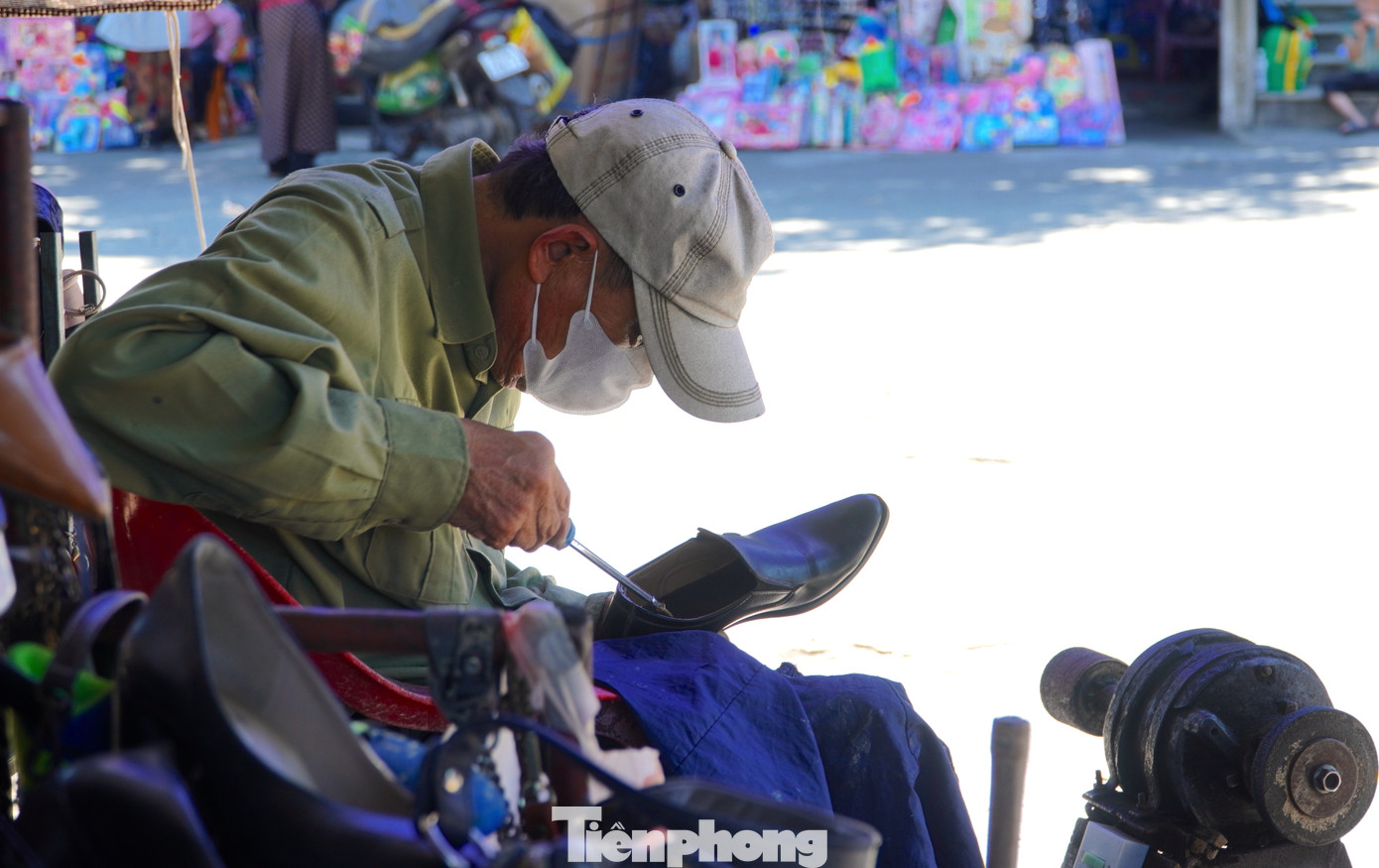 Ông Lê Văn Khánh (SN 1958) cũng làm nghề sửa giày dép gần 30 năm tại chợ thành phố Hà Tĩnh. Ông Khánh cho biết công việc này tuy không nặng nhọc như nghề xây dựng, song đòi hỏi sự tỉ mỉ, cẩn thận và bàn tay khéo léo.