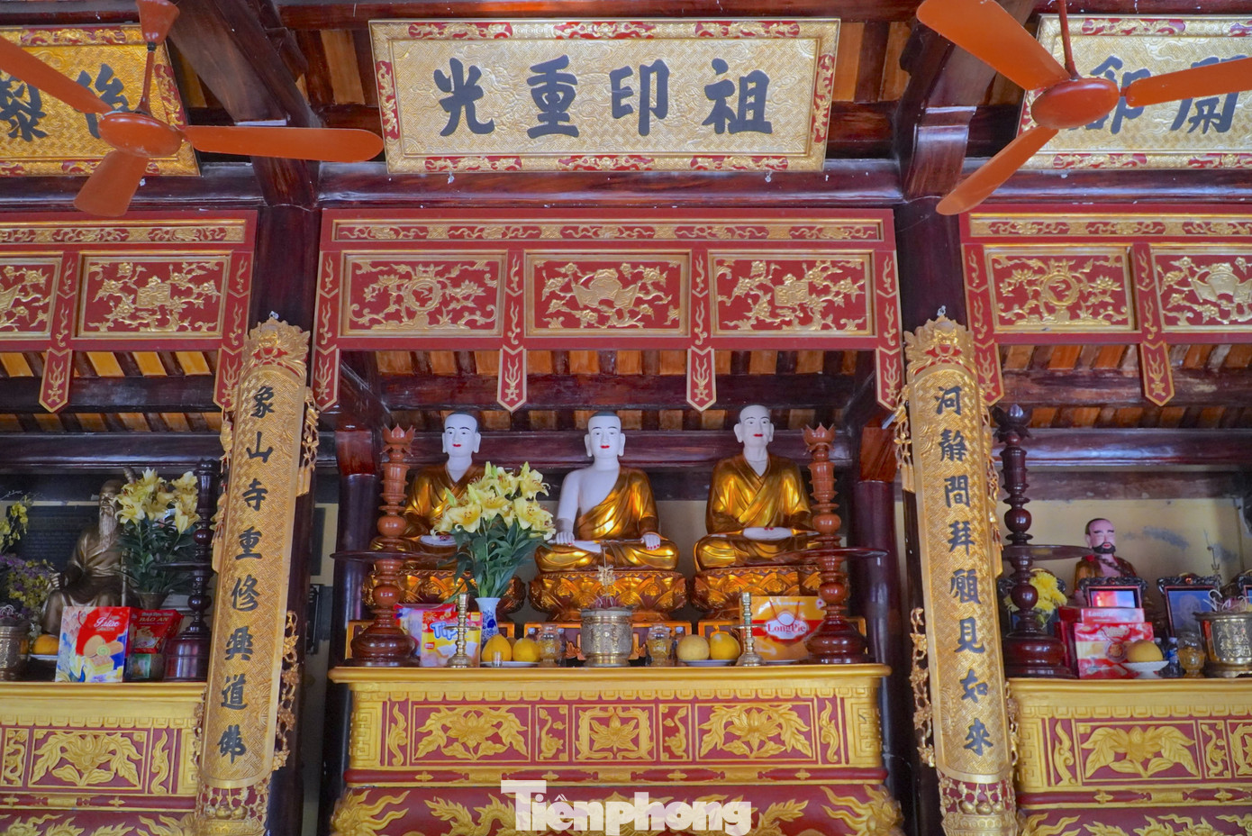 Trong chùa có nhiều pho tượng phật được tạo hình dáng nghệ thuật đẹp với nhiều dáng độc đáo.