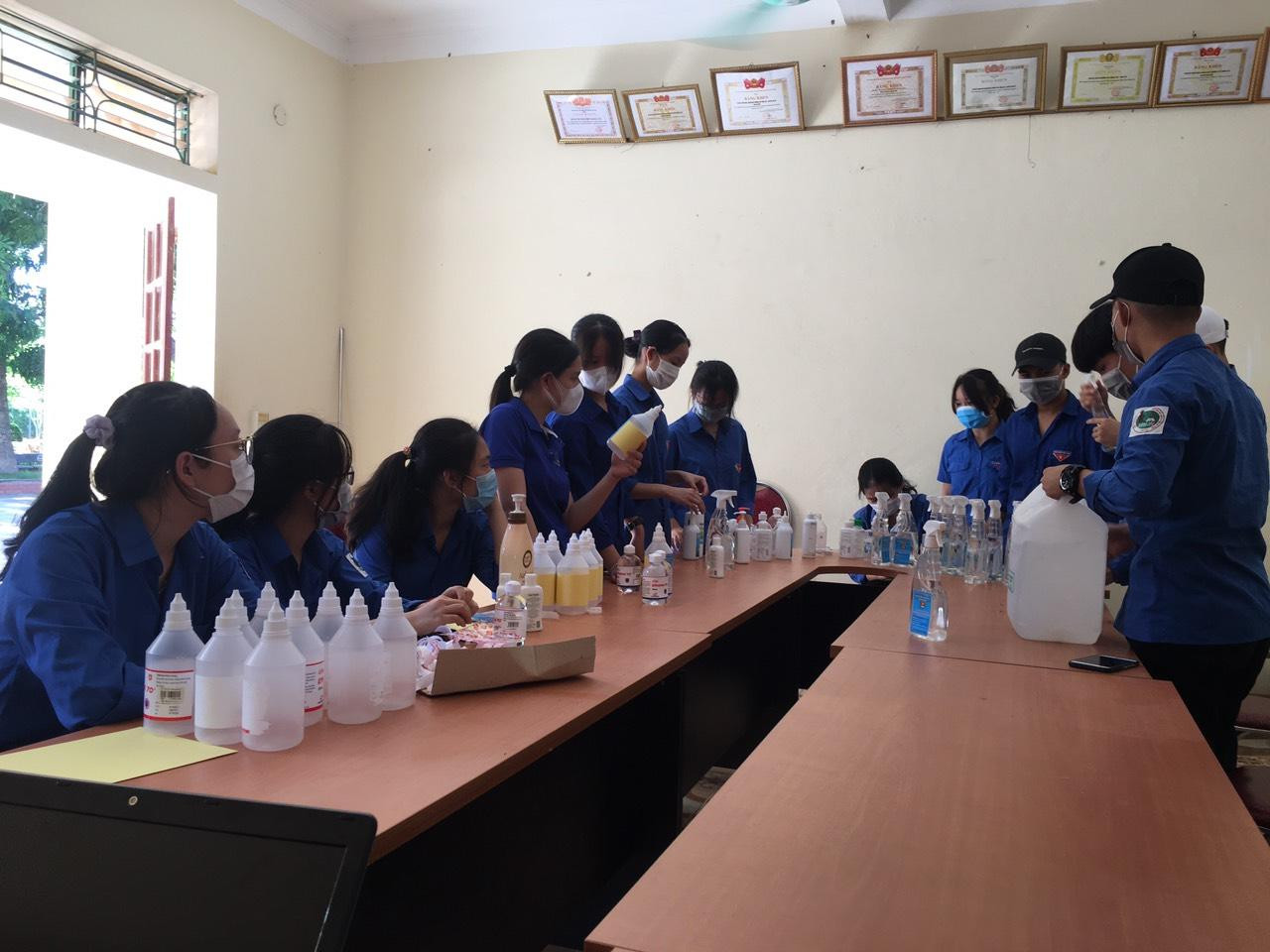 Nhóm bạn trẻ tình nguyện viên hỗ trợ làm nước sát khuẩn chuẩn bị cho các điểm thi. Nhóm bạn trẻ tình nguyện viên hỗ trợ làm nước sát khuẩn chuẩn bị cho các điểm thi.