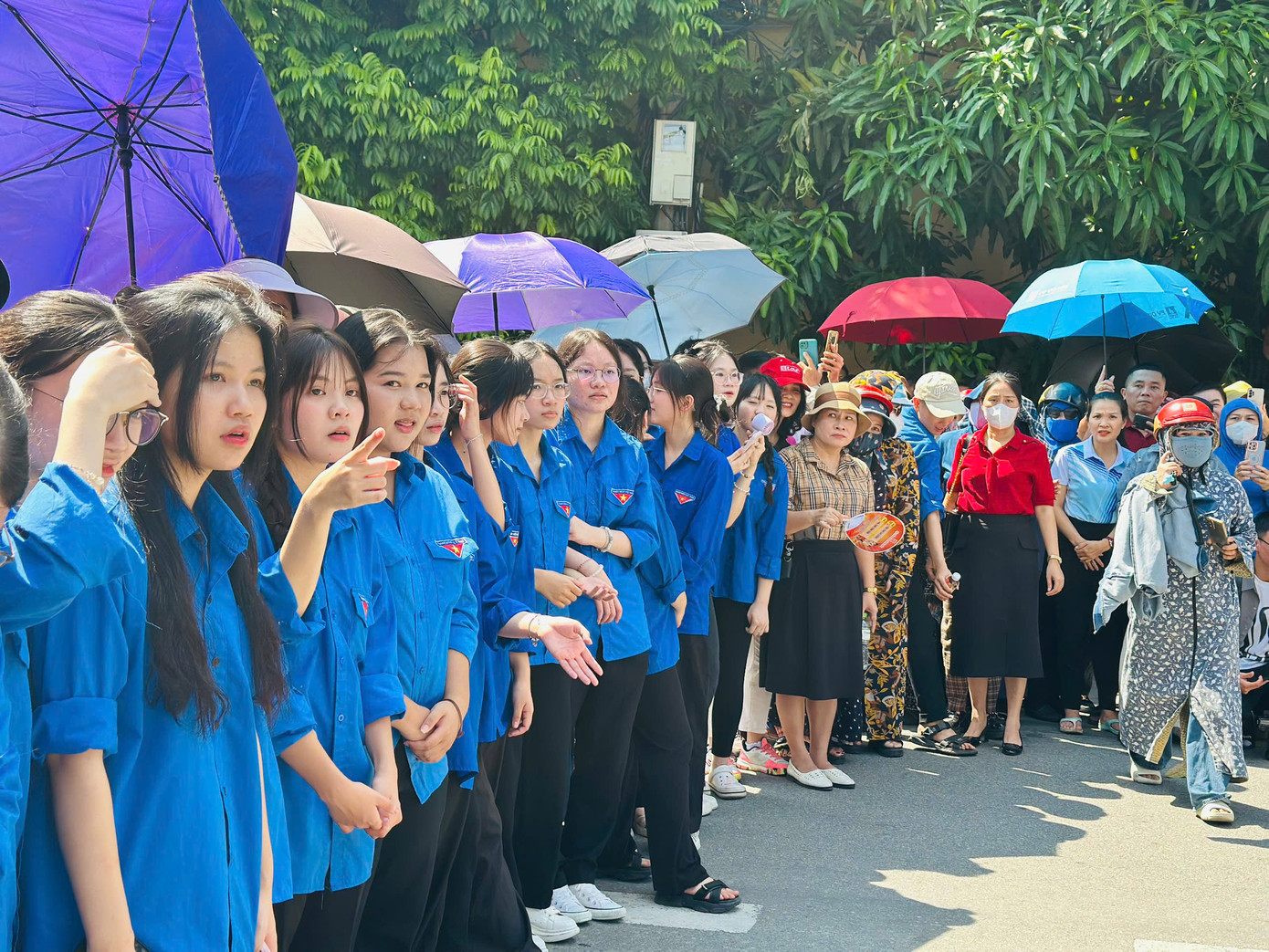Tại 36 điểm thi trên toàn tỉnh, lực lượng thanh niên tình nguyện có mặt từ sớm để sắp xếp bàn ghế, vệ sinh khuôn viên, phát nước uống, bút viết, hỗ trợ tra cứu thông tin, điều tiết giao thông… Tại 36 điểm thi trên toàn tỉnh, lực lượng thanh niên tình nguyện có mặt từ sớm để sắp xếp bàn ghế, vệ sinh khuôn viên, phát nước uống, bút viết, hỗ trợ tra cứu thông tin, điều tiết giao thông…