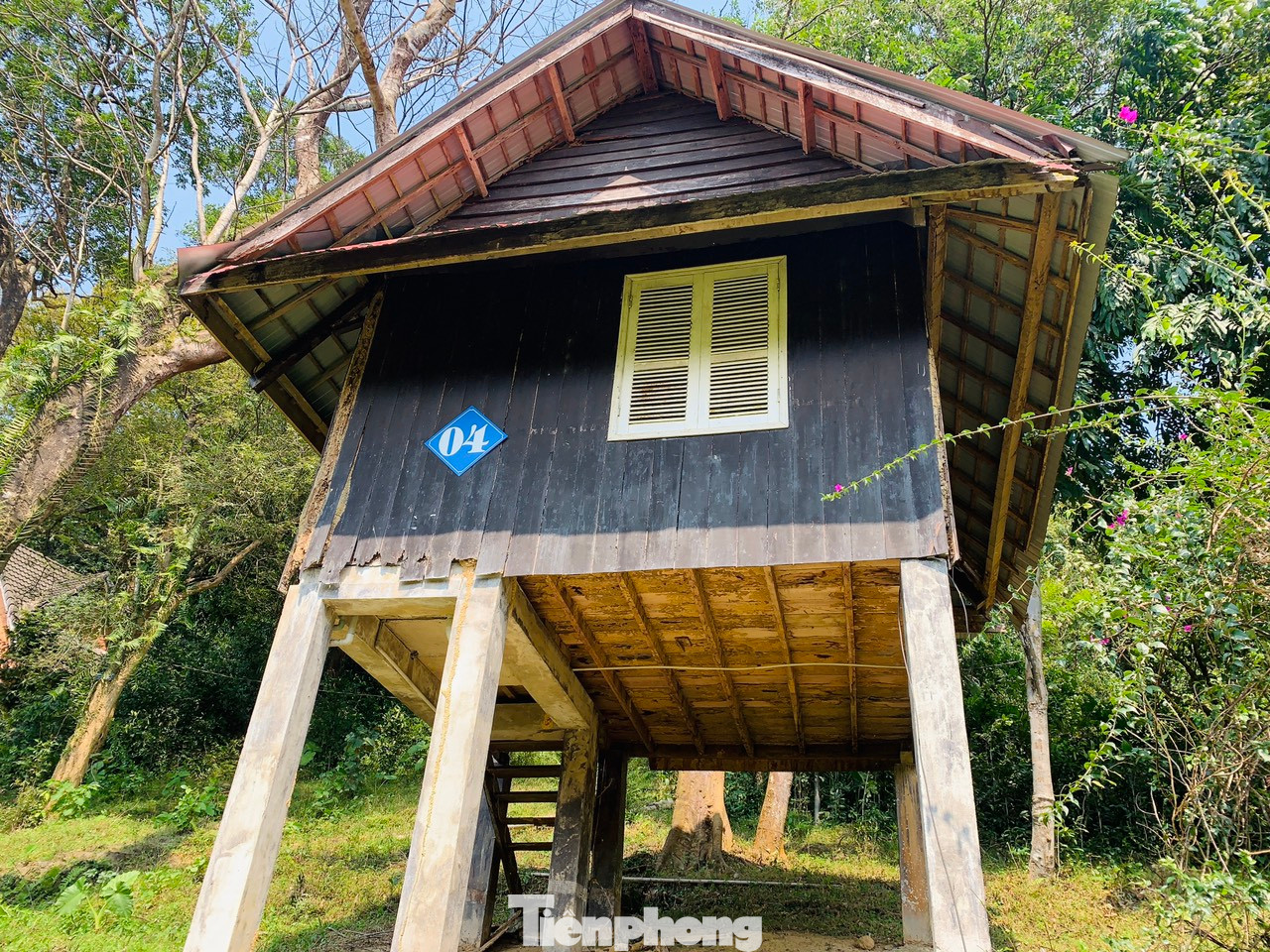 Tại đây đã xây dựng cơ sở hạ tầng, hệ thống nhà hàng, nhà sàn nghỉ ngơi, điểm vui chơi mang đặc trưng riêng. Trong ảnh hệ thống nhà sàn được xây dựng nằm ở chân núi.