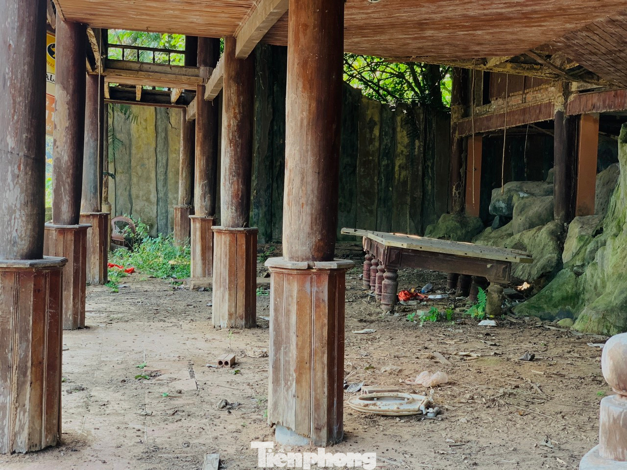 Từ biển báo hướng dẫn đến nhà hàng, hệ thống nhà sàn nghỉ dưỡng đều hư hỏng nghiêm trọng.