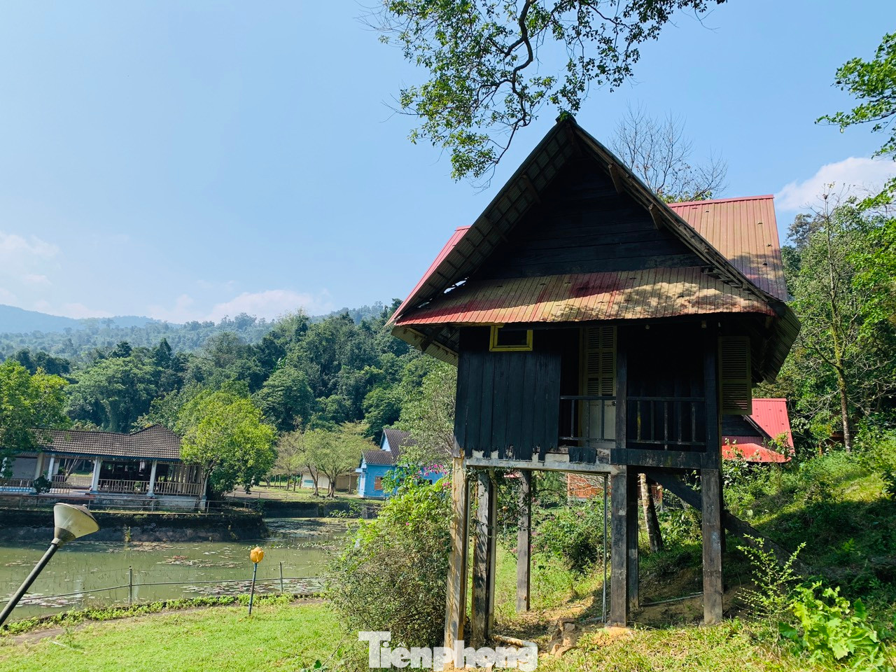 Tại đây đã xây dựng cơ sở hạ tầng, hệ thống nhà hàng, nhà sàn nghỉ ngơi, điểm vui chơi mang đặc trưng riêng. Trong ảnh hệ thống nhà sàn được xây dựng nằm ở chân núi.