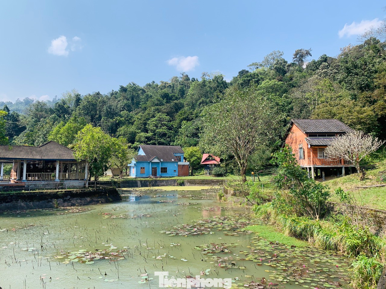 “Do hệ thống giao thông đường quốc lộ 8A đã xuống cấp, các hạng mục bên trong khu du lịch không được đầu tư nên không thu hút được khách. Thời gian qua địa phương đã nhiều lần kiến nghị lên cấp trên với mong muốn có phương án để thu hút nhà đầu tư. Hiện nay do nhiều hạng mục đã xuống cấp nên khu du lịch đã tạm dừng đón khách đến trải nghiệm”, ông Thư cho hay.