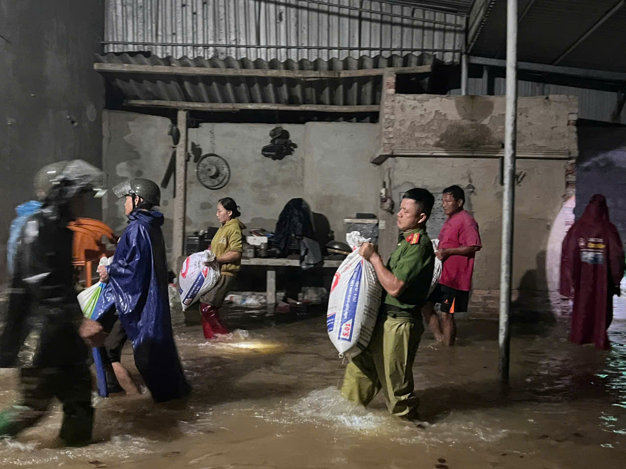 Công an xã Thạch Ngọc hỗ trợ di dời tài sản giúp dân.