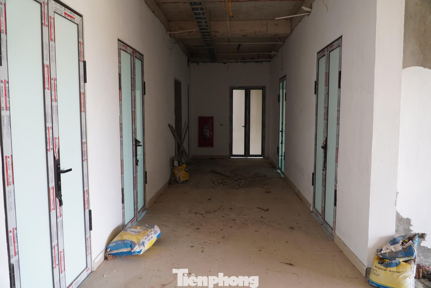 Vì công trình không đảm bảo đúng tiến độ, năng lực nhà thầu kém, tháng 7/2021, Công ty TNHH MTV thủy lợi Nam Hà Tĩnh đã có quyết định số 528 về việc chấm dứt hợp đồng thi công xây dựng đối với Công ty CP Đầu tư và Xây dựng VN11. Trong ảnh khuôn viên bên trong đang dần hoàn thiện thì bị bỏ dở. Vì công trình không đảm bảo đúng tiến độ, năng lực nhà thầu kém, tháng 7/2021, Công ty TNHH MTV thủy lợi Nam Hà Tĩnh đã có quyết định số 528 về việc chấm dứt hợp đồng thi công xây dựng đối với Công ty CP Đầu tư và Xây dựng VN11. Trong ảnh khuôn viên bên trong đang dần hoàn thiện thì bị bỏ dở.