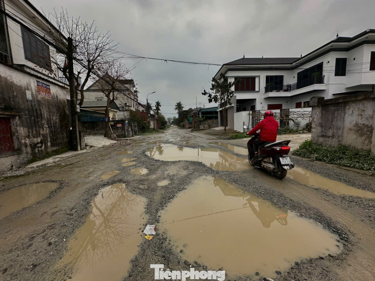 Hiện tại tuyến đường này đã xuống cấp nghiêm trọng. Lớp nhựa ở mặt đường bị bong tróc, nhiều vị trí xuất hiện "ổ voi, ổ gà" tạo thành những hố sâu, khi có mưa "biến" thành vũng ao lớn. Hiện tại tuyến đường này đã xuống cấp nghiêm trọng. Lớp nhựa ở mặt đường bị bong tróc, nhiều vị trí xuất hiện "ổ voi, ổ gà" tạo thành những hố sâu, khi có mưa "biến" thành vũng ao lớn.