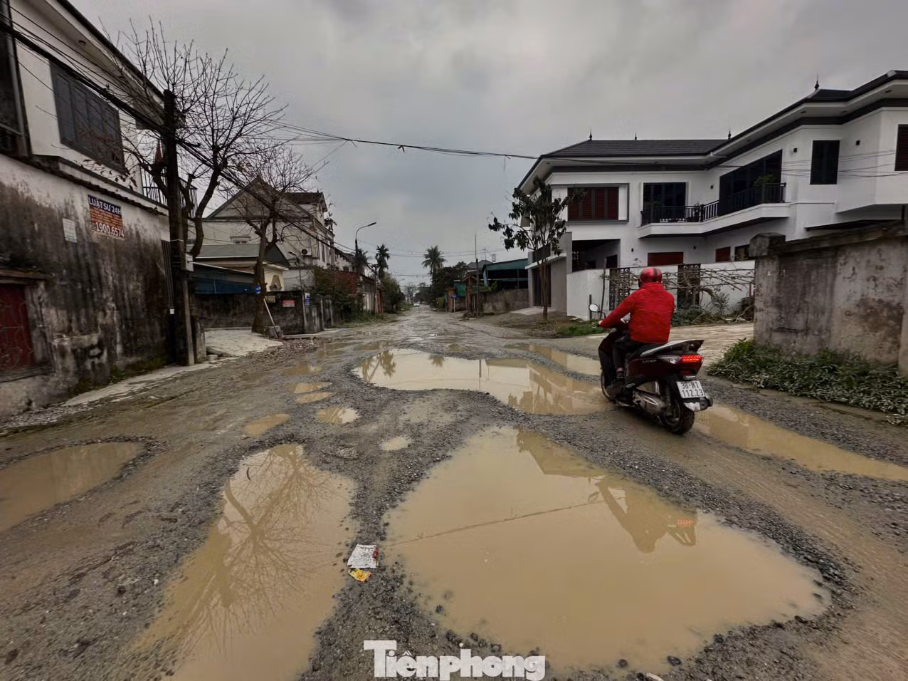 Hiện tại tuyến đường này đã xuống cấp nghiêm trọng. Lớp nhựa ở mặt đường bị bong tróc, nhiều vị trí xuất hiện "ổ voi, ổ gà" tạo thành những hố sâu, khi có mưa "biến" thành vũng ao lớn.