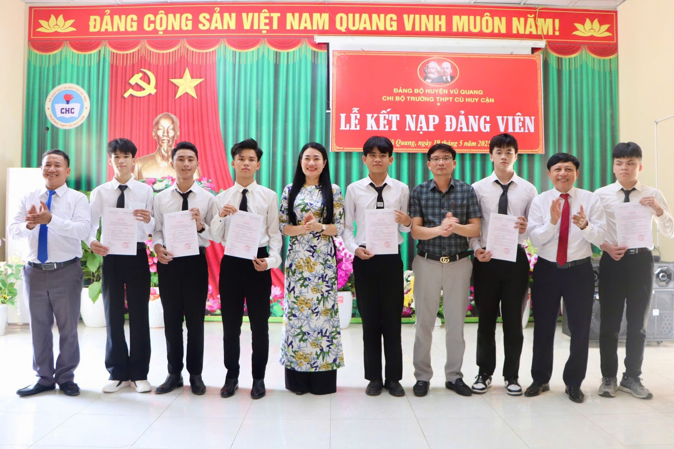 Trường THPT Cù Huy Cận kết nạp đảng viên.