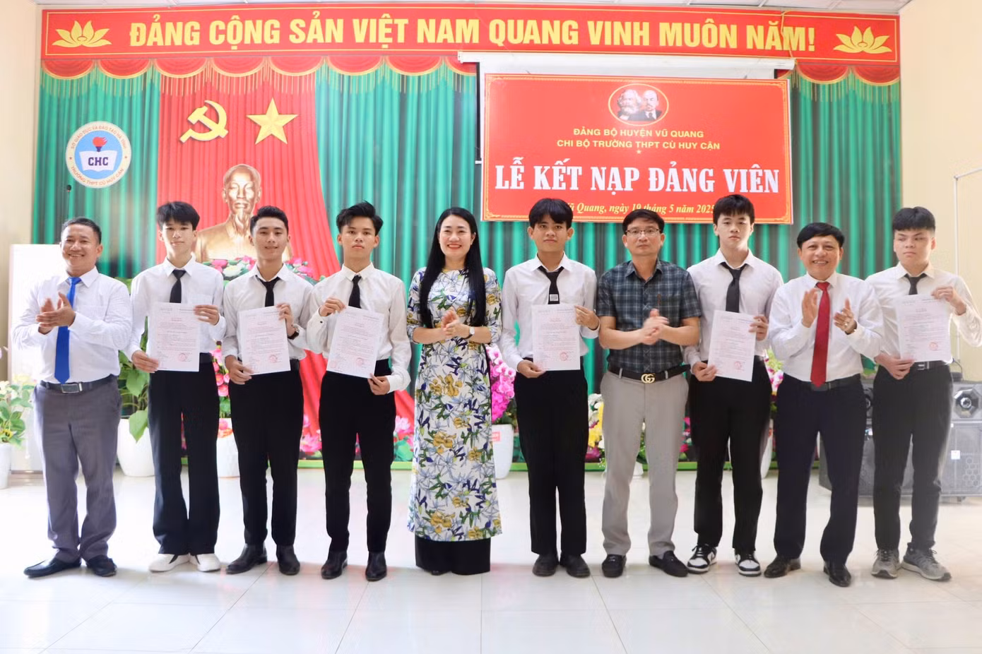 Trường THPT Cù Huy Cận kết nạp đảng viên. Trường THPT Cù Huy Cận kết nạp đảng viên.