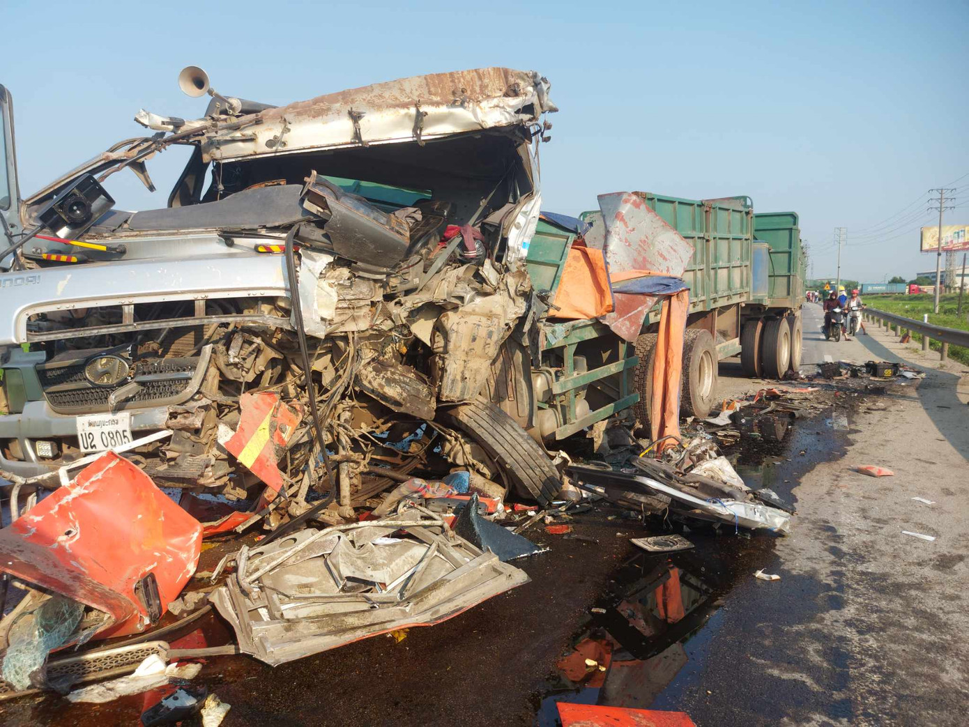 Phần đầu xe đầu kéo bị biến dạng sau vụ tai nạn.