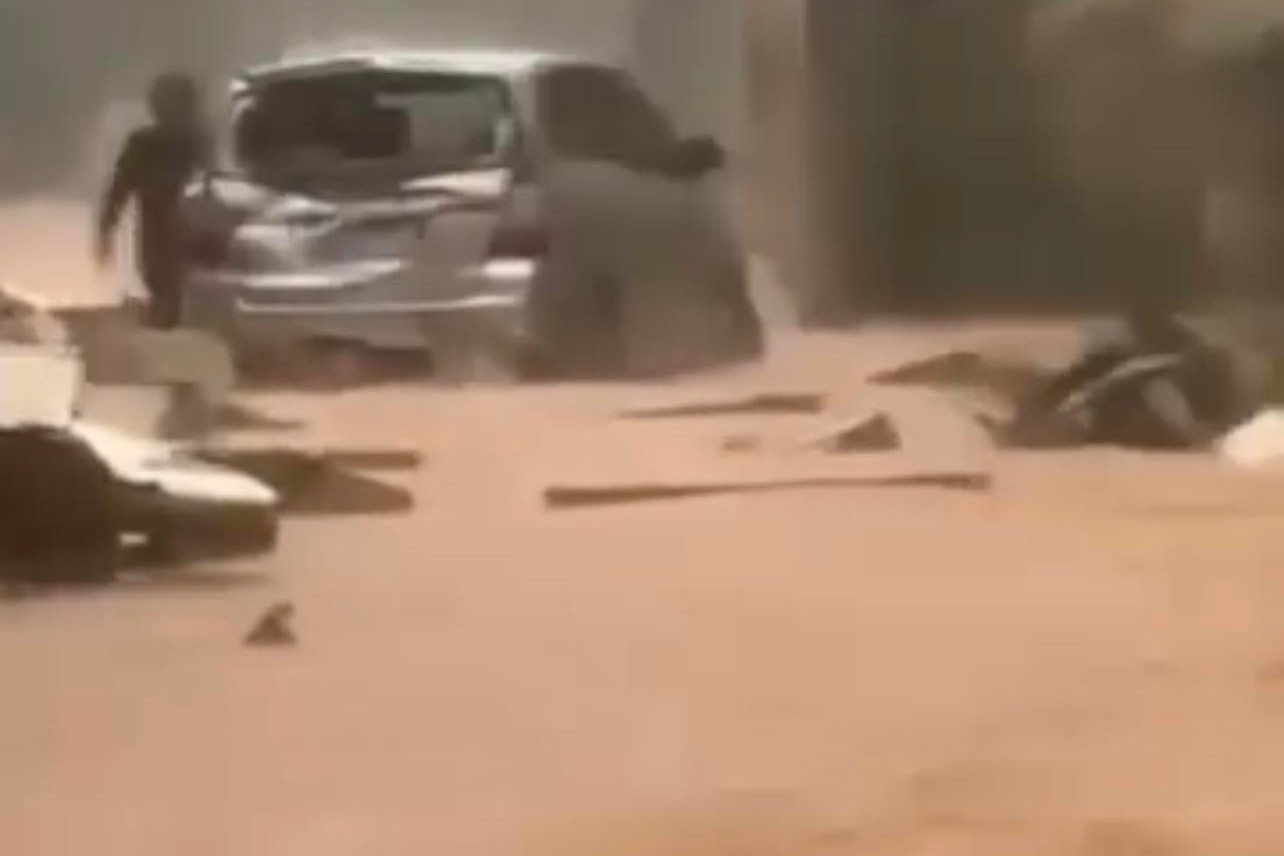 Xe ô tô thầy giáo bị tường đổ trúng, nước ngập sâu. Xe ô tô thầy giáo bị tường đổ trúng, nước ngập sâu.