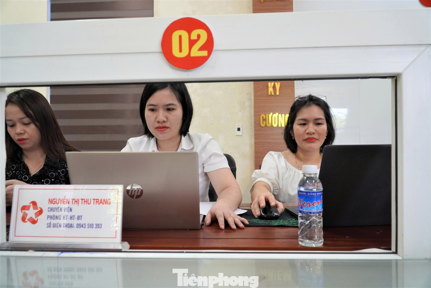 Mỗi cán bộ, công chức được phân công tham gia vận hành "chạy thử" Trung tâm Phục vụ hành chính công phường Trần Phú đều có biển tên, ghi rõ chức danh và số điện thoại.