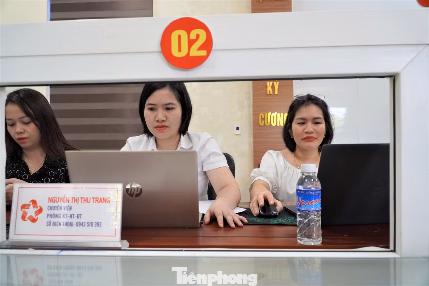 Mỗi cán bộ, công chức được phân công tham gia vận hành "chạy thử" Trung tâm Phục vụ hành chính công phường Trần Phú đều có biển tên, ghi rõ chức danh và số điện thoại.