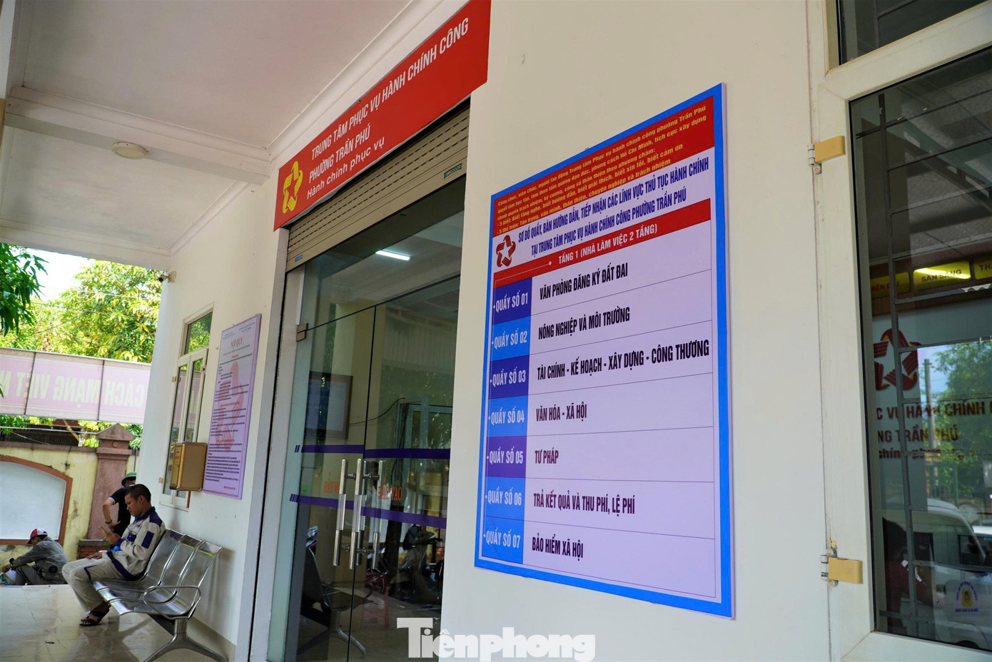 Theo đó, Trung tâm Phục vụ hành chính công sẽ có các bộ phận tiếp nhận các lĩnh vực thủ tục hành chính, gồm: Văn phòng đăng ký đất đai; Nông nghiệp và Môi trường; Tài chính - Kế hoạch - Xây dựng - Công Thương; Văn hóa - Xã hội; Tư pháp; trả kết quả, thu phí và cuối cùng là bộ phận Bảo hiểm xã hội.