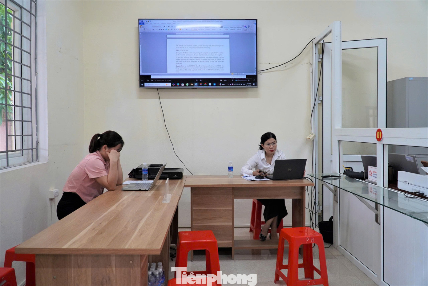 Bà Lê Thị Phương Chi - Trưởng phòng Tư pháp thành phố Hà Tĩnh (thành viên tham gia vận hành thử nghiệm Trung tâm Phục vụ hành chính công phường Trần Phú mới) cho biết, trước giờ vận hành thử nghiệm, các cán bộ, công chức vừa làm việc đảm bảo nhiệm vụ hiện tại, vừa tranh thủ thời gian nghiên cứu các quy định mới của Trung ương, của tỉnh. Từ đó đặt ra các kịch bản, tình huống, các thủ tục sẽ thực hiện trong quá trình vận hành thử nghiệm để làm sao đạt hiệu quả tốt nhất.