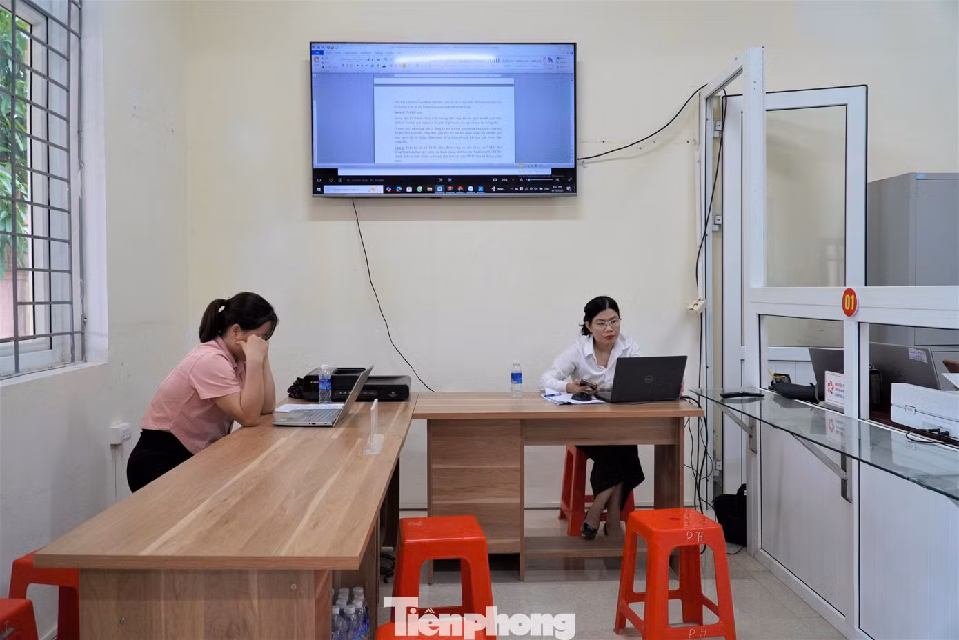 Bà Lê Thị Phương Chi - Trưởng phòng Tư pháp thành phố Hà Tĩnh (thành viên tham gia vận hành thử nghiệm Trung tâm Phục vụ hành chính công phường Trần Phú mới) cho biết, trước giờ vận hành thử nghiệm, các cán bộ, công chức vừa làm việc đảm bảo nhiệm vụ hiện tại, vừa tranh thủ thời gian nghiên cứu các quy định mới của Trung ương, của tỉnh. Từ đó đặt ra các kịch bản, tình huống, các thủ tục sẽ thực hiện trong quá trình vận hành thử nghiệm để làm sao đạt hiệu quả tốt nhất.