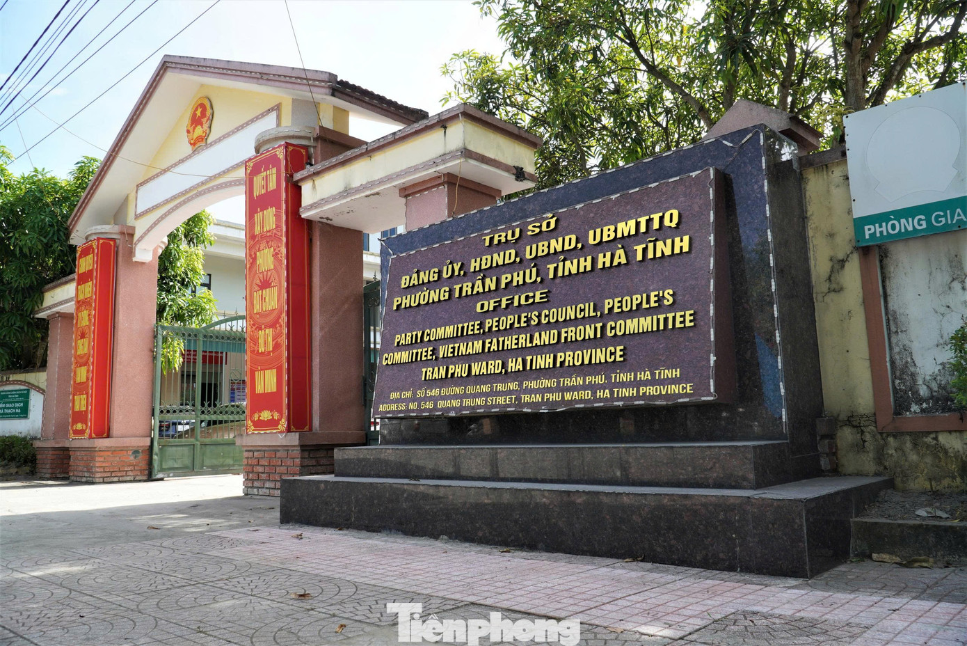 Nhằm tạo điều kiện thuận lợi cho người dân, doanh nghiệp đến giao dịch, ngay từ lối vào Trung tâm Phục vụ hành chính công phường Trần Phú đã được lắp đặt bảng hiệu sơ đồ hướng dẫn về vị trí quầy, bàn hướng dẫn, tiếp nhận các lĩnh vực thủ tục hành chính và nội quy.