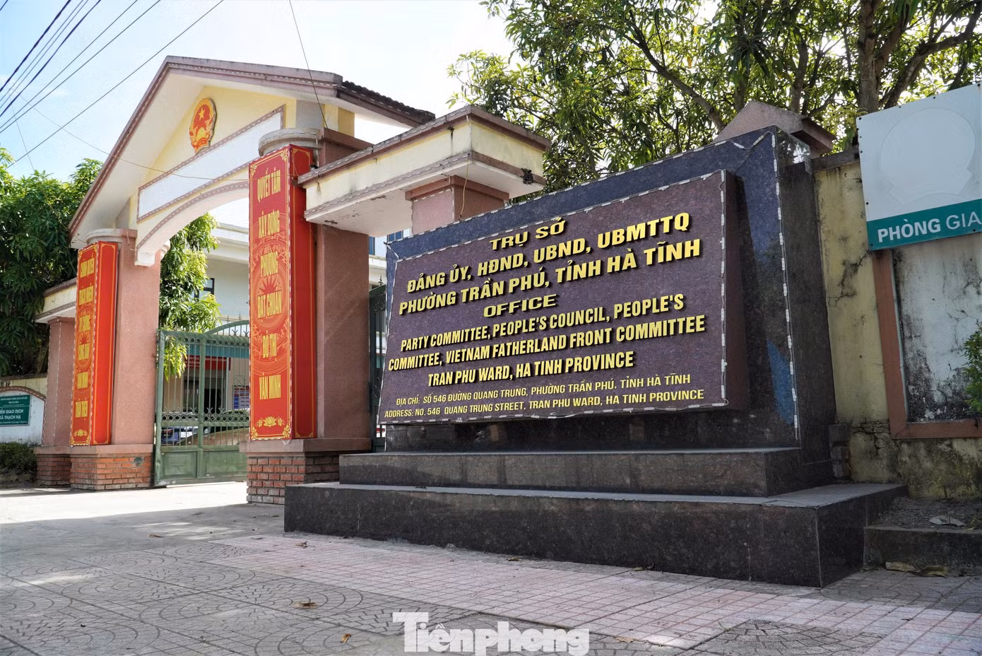 Nhằm tạo điều kiện thuận lợi cho người dân, doanh nghiệp đến giao dịch, ngay từ lối vào Trung tâm Phục vụ hành chính công phường Trần Phú đã được lắp đặt bảng hiệu sơ đồ hướng dẫn về vị trí quầy, bàn hướng dẫn, tiếp nhận các lĩnh vực thủ tục hành chính và nội quy.
