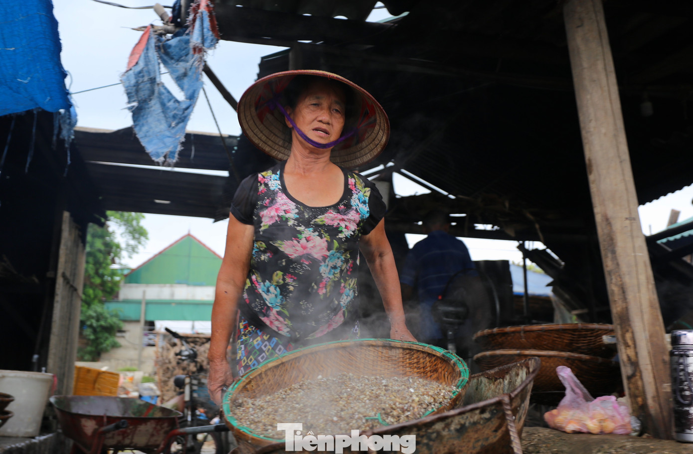Khu vực nấu hến dài khoảng 400m, chạy dọc bên bờ sông La. Tại đây, hàng chục lán rộng 3-5 m2, dựng tạm bằng các cọc gỗ, mái lợp bằng tôn, xung quanh dùng bạt để che đậy. Khu vực nấu hến dài khoảng 400m, chạy dọc bên bờ sông La. Tại đây, hàng chục lán rộng 3-5 m2, dựng tạm bằng các cọc gỗ, mái lợp bằng tôn, xung quanh dùng bạt để che đậy.