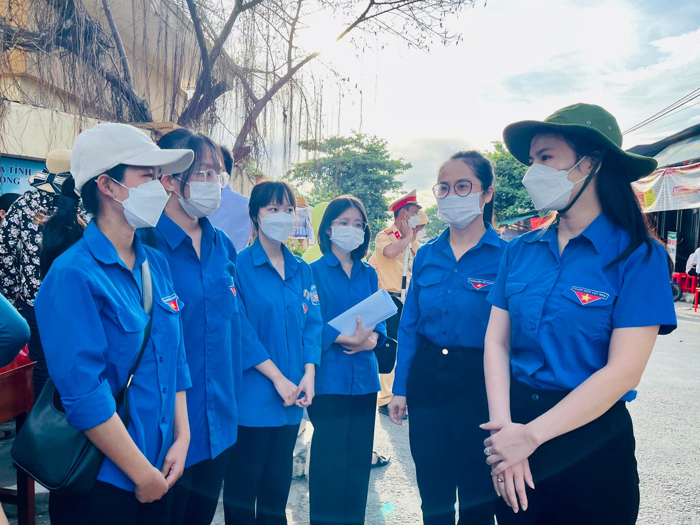 Dù thời tiết nắng nóng nhưng các tình nguyện viên vẫn có mặt từ sáng sớm để hỗ trợ các thí sinh. Dù thời tiết nắng nóng nhưng các tình nguyện viên vẫn có mặt từ sáng sớm để hỗ trợ các thí sinh.