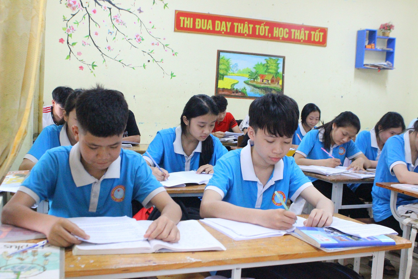 Học sinh trường THCS Tô Hiến Thành (huyện Thạch Hà) đang ôn luyện những ngày cuối trước kỳ thi. (Ảnh: HN) Học sinh trường THCS Tô Hiến Thành (huyện Thạch Hà) đang ôn luyện những ngày cuối trước kỳ thi. (Ảnh: HN)